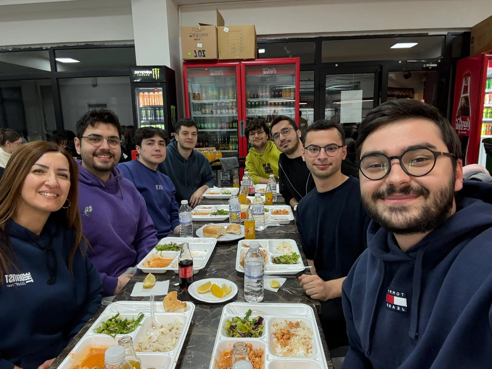 Fakülte kantinimizde Öğretim üyelerimizin katkılarıyla düzenlenen Öğrenci iftarımızdan görüntüler.